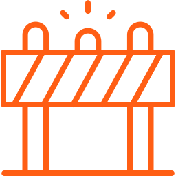 Une icône de barrière de construction orange avec des bandes diagonales et un feu clignotant sur le dessus, symbolisant la prudence ou l'accès restreint - idéal pour représenter les zones de travail de terrassement ou de nivellement.