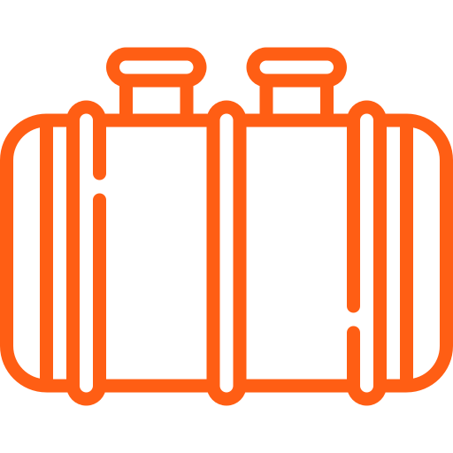 Icône de contour orange d'une valise avec deux poignées sur le dessus, représentée sur un fond clair. La valise, avec ses bords simples et arrondis et ses détails minimaux, évoque les outils pratiques utilisés pour le terrassement et le nivellement dans la région des Landes.